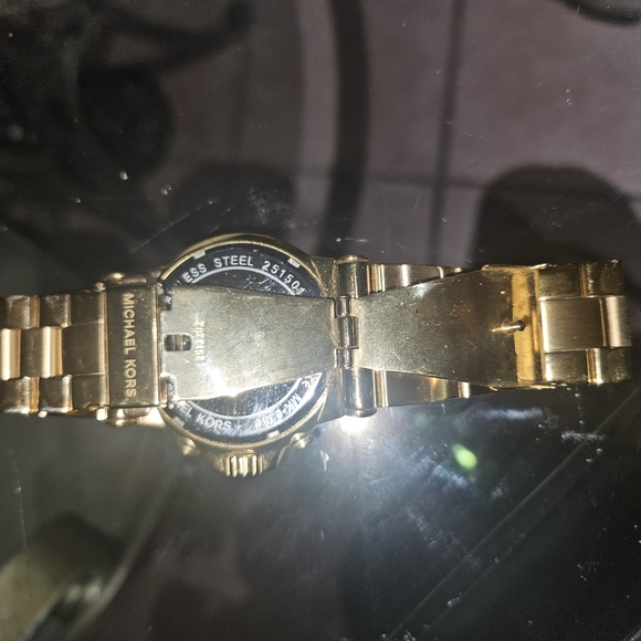 Elegant 1 Silver, 1 Rose Gold and 2 Gold Watches with Crystal Accents. - Picture 4 of 9